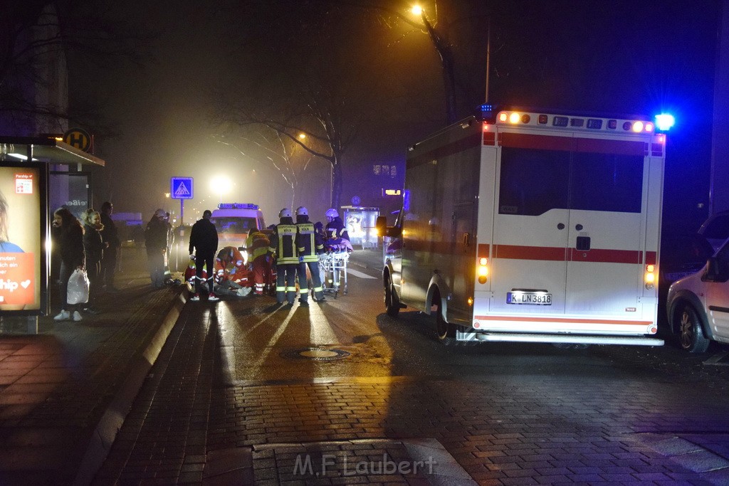 VU Fussgaengerin angefahren Koeln Vingst Oranienstr P06.JPG - Miklos Laubert